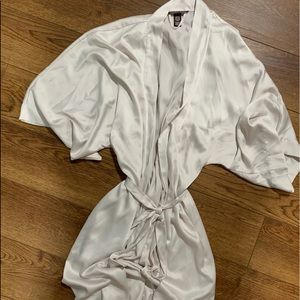 White VS robe & lingerie